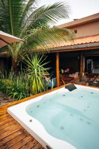 ein Whirlpool auf einer Terrasse neben einem Haus in der Unterkunft Jimbaran Pousada & Bistrot in Maragogi