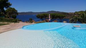 una grande piscina con vista sull'acqua di Residence Cala Silente a Capoliveri