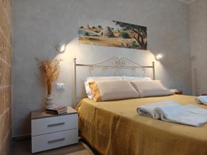 a bedroom with a bed with two towels on it at B&B Zio Cici in Minervino di Lecce