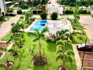 an overhead view of a resort with a swimming pool and palm trees at Acapulco Vibes - Departamento con Alberca Cerca de Punta Diamante in Acapulco