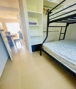 a bedroom with a bunk bed and a tiled floor at Acapulco Vibes - Departamento con Alberca Cerca de Punta Diamante in Acapulco +12 photos