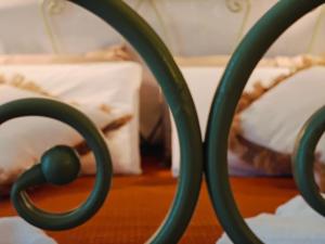 a close up of the rings of a hospital bed at B&B Zio Cici in Minervino di Lecce
