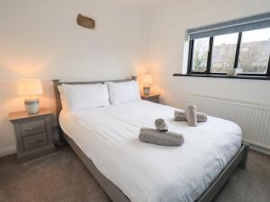 a bedroom with a bed with two towels on it at Glen Lea in Settle