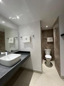 ein Badezimmer mit Waschbecken und Toilette in der Unterkunft Hotel Universo in Guadalajara + 30 Fotos