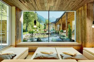 Bazén v ubytovaní ZillergrundRock Luxury Mountain Resort alebo v jeho blízkosti