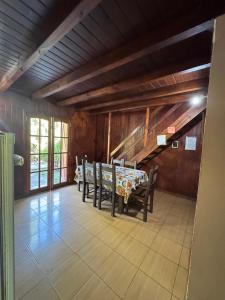 a dining room with a table and chairs at Cabaña DOS Refugio in Paso de la Patria