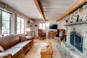 a living room with a couch and a fireplace at Maison Bilodeau Ethier - 5 chambres - 13 personnes in Saint-Férréol-les-Neiges