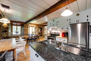 a kitchen with a sink and a counter top at Maison Bilodeau Ethier - 5 chambres - 13 personnes in Saint-Férréol-les-Neiges
