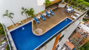 an overhead view of a swimming pool on a hotel at Flat Premium Manaus no Adrianópolis in Manaus