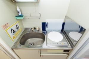 a small kitchen with a sink and a toilet at アセット北初富 - 長期滞在歓迎 キッチン付きで一人旅やビジネス出張におすすめ 成田空港へ直通 in Kamagaya +13 photos
