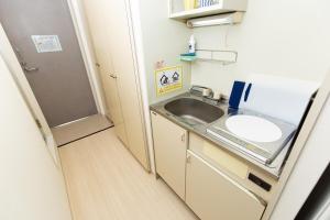 a small bathroom with a sink and a mirror at アセット北初富 - 長期滞在歓迎 キッチン付きで一人旅やビジネス出張におすすめ 成田空港へ直通 in Kamagaya