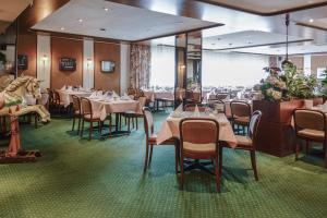 ein Restaurant mit Tischen und Stühlen in einem Raum in der Unterkunft Hotel Helgoland in Hamburg