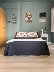 a bedroom with a bed with a blue bedspread at Flat Hotel Confort Suítes Alphaville in Barueri