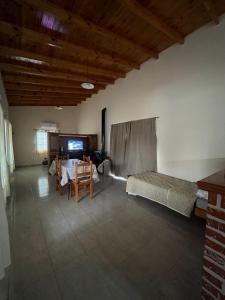 a living room with a bed and a table at La Matera de Hugo in Lobos