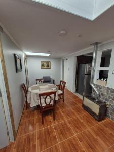 a dining room with a table and chairs at Departamentos H&G in Punta Arenas