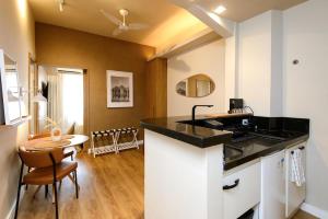 a kitchen with a counter top and a dining room at Studio Quarto e Sala Moderno em Ipanema, próximo a praia in Rio de Janeiro
