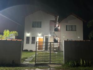 a white house with a gate at night at Chalé 2 vista para montanha in Penedo