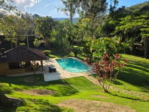 a backyard with a swimming pool in a yard at Sitio Mangalarga in Araras Petropolis