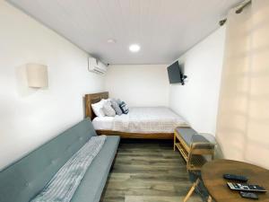 a small bedroom with a bed and a table at Villa Cinco Boquete in Alto Boquete