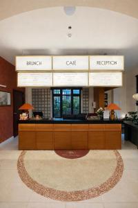 a lobby with a waiting room with a cashier counter at Hôtel De Da Phu in Da Lat