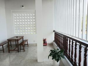 a dining room with a table and a window at Nhi Quỳnh La Gi Hotel in Lagi