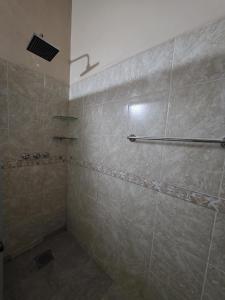 a bathroom with a shower with a tiled shower at Lemai Inmobiliaria in Barrio Caacupé Mí