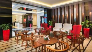 um restaurante com mesas e cadeiras no átrio em IntercityHotel Salalah by Deutsche Hospitality em Salalah