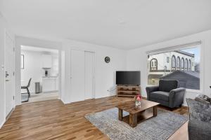 a living room with a couch and a table at King Bed 1BDR Stadium District in Tacoma