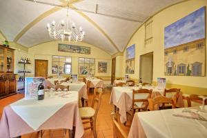 Reštaurácia alebo iné gastronomické zariadenie v ubytovaní Castello di Montegufoni by PosarelliVillas