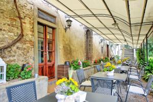 Reštaurácia alebo iné gastronomické zariadenie v ubytovaní Castello di Montegufoni by PosarelliVillas