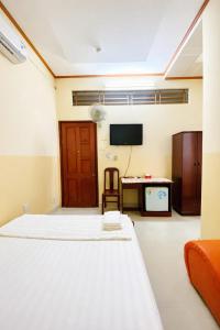 a hotel room with two beds and a tv at Thanh Tâm Hotel in Can Tho