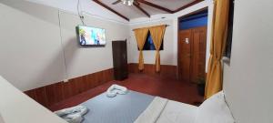 a hotel room with a bed and a tv at Mítica, Casa Hospedaje in Sauce