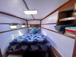a small bedroom with a bed in the corner at Croisière dans les îles de Krabi in Ao Nang Beach