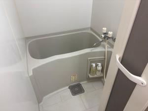 ein kleines Badezimmer mit Dusche in einem Zimmer in der Unterkunft 宿Luce in Okayama + 15 Fotos