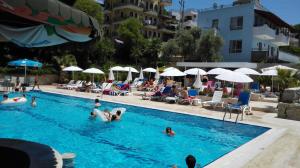eine Gruppe von Personen in einem Schwimmbad in der Unterkunft Happy Apart Hotel in Kusadası
