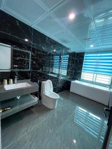 a bathroom with a toilet and a sink and a tub at Nice's Hotel Ninh Binh in Ða Gia +58 photos