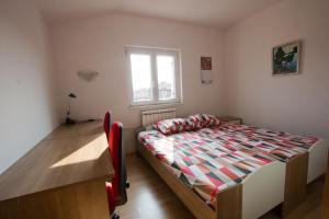 1 dormitorio con cama, mesa y ventana en Apartment Perc, en Koper