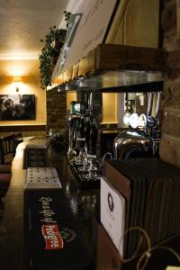 un bar con copas de vino en una barra en Oliver Twist Country Inn, en Wisbech
