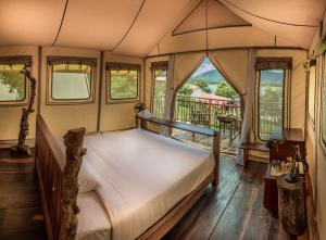 Postel nebo postele na pokoji v ubytování Lak Tented Camp
