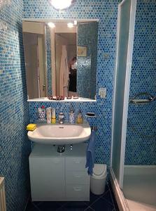 y baño con lavabo, espejo y ducha. en Apartment in Crans Montana Town Centre Mountain View, en Crans-Montana