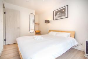a bedroom with a large white bed in it at Grouse Lodge -5 mins to ski field by walk- in Furano