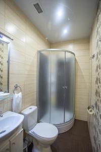 トリヤッチにあるMotel Vosymaya Milyaのバスルーム(シャワー、トイレ、シンク付)