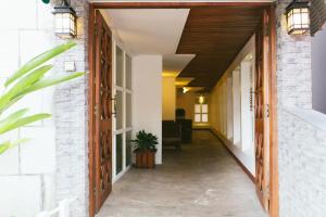 un pasillo de una casa con puertas de madera en The Nisha Continental, en Kottayam