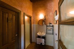 A bathroom at Apartamentos Casasturga