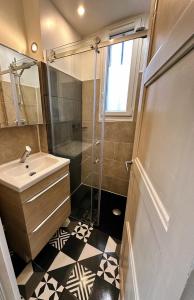 a bathroom with a shower and a sink at Charmante maison moderne et cosy in Aunay-sur-Odon +8 photos