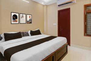 a bedroom with a large bed in a room at Hotel O Deva Road Lucknow Formerly Awadh Regency in Lucknow