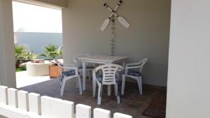 - une salle à manger avec une table et des chaises dans l'établissement Diana's Apartment, à Swakopmund