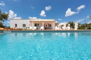 ein großer Pool mit einem Haus im Hintergrund in der Unterkunft Villa Rosalore' by BarbarHouse in Ugento