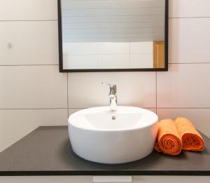 - un lavabo dans la salle de bains avec 2 serviettes sur un comptoir dans l'établissement Haus Mary, à Neustift im Stubaital