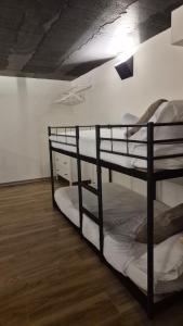 two bunk beds in a room with a ceiling at Nuevo Apartamento Industrial Deco Valencia Capital in Valencia
